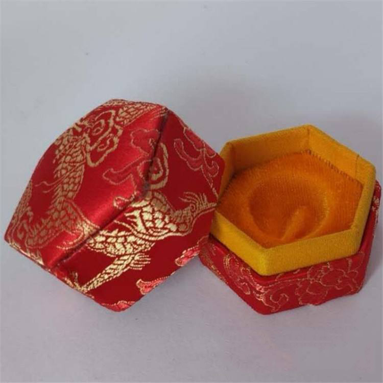 红色安宫锦缎盒